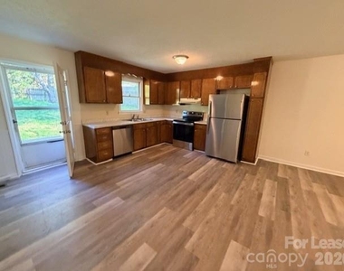 422 Greenlea Circle - Photo Thumbnail 7