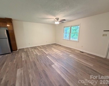 422 Greenlea Circle - Photo Thumbnail 6