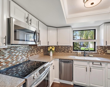 671 Sw South River Drive - Photo Thumbnail 11