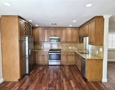 5339 Veloz Avenue - Photo Thumbnail 10