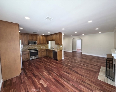 5339 Veloz Avenue - Photo Thumbnail 9
