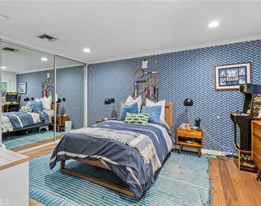 1800 Glenwood Lane - Photo Thumbnail 26