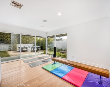 1800 Glenwood Lane - Photo Thumbnail 27