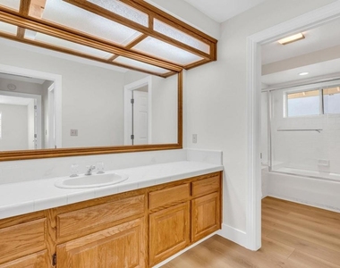 5650 Edgeview Dr - Photo Thumbnail 32