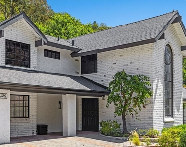 1060 Chantilly Road - Photo Thumbnail 3