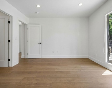 6521 Homewood Avenue - Photo Thumbnail 8