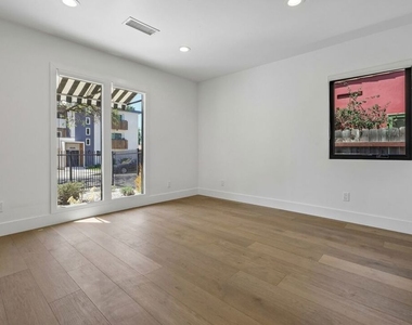 6521 Homewood Avenue - Photo Thumbnail 9