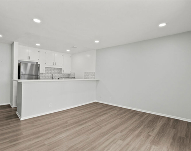 15286 Sutton Street - Photo Thumbnail 8