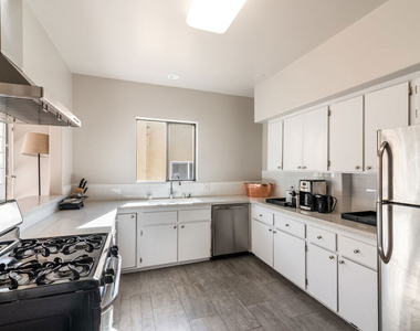 751 N Croft Avenue - Photo Thumbnail 6