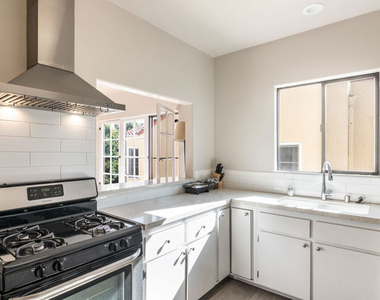751 N Croft Avenue - Photo Thumbnail 7