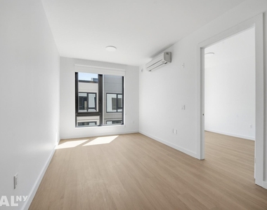 Bedford Avenue - Photo Thumbnail 4