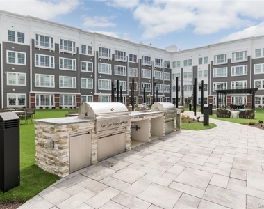 75 E Hoffman Avenue - Photo Thumbnail 4