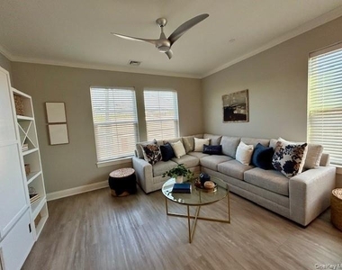 75 E Hoffman Avenue - Photo Thumbnail 8