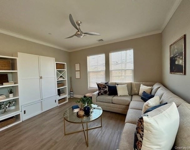 75 E Hoffman Avenue - Photo Thumbnail 7