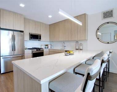 333 Warner Avenue - Photo Thumbnail 4