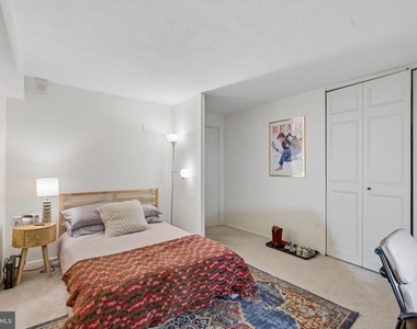 1420 Locust Street - Photo Thumbnail 4