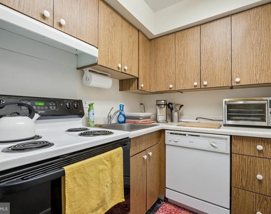 1420 Locust Street - Photo Thumbnail 3