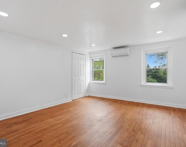 252 E Girard Avenue - Photo Thumbnail 12
