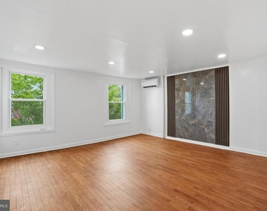 252 E Girard Avenue - Photo Thumbnail 10