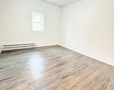 1630 E 9th Street - Photo Thumbnail 5