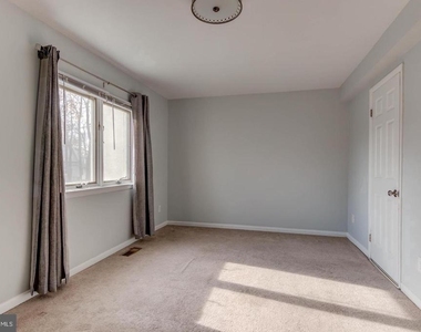 107 Montrose Avenue - Photo Thumbnail 14