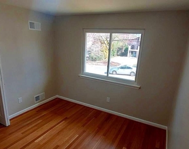 9820 Inglemere Drive - Photo Thumbnail 22