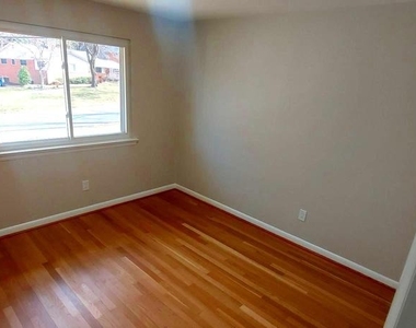 9820 Inglemere Drive - Photo Thumbnail 21