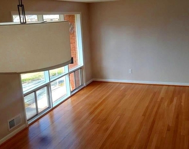 9820 Inglemere Drive - Photo Thumbnail 5