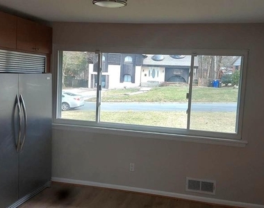 9820 Inglemere Drive - Photo Thumbnail 3