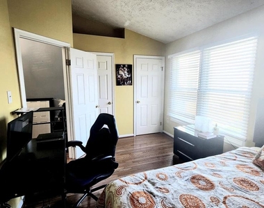 12509 Coral Grove Place - Photo Thumbnail 9