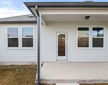 2310 Castillo Dr - Photo Thumbnail 15
