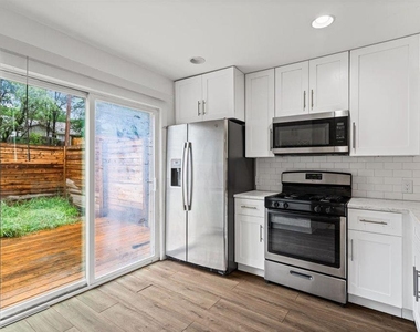 6401 Chimney Creek Cir - Photo Thumbnail 5