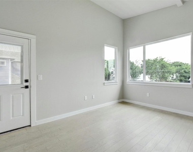 313 Blackson Ave - Photo Thumbnail 7