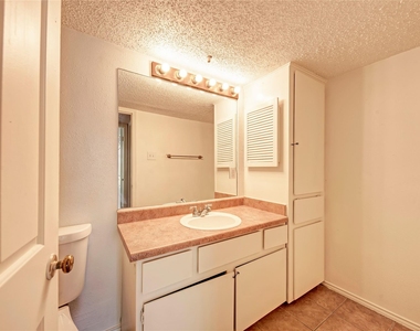 2401 Leon St - Photo Thumbnail 4