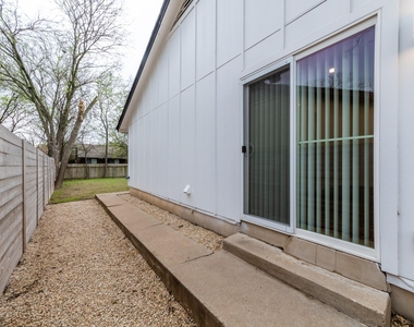 1205 Dobie Dr - Photo Thumbnail 11