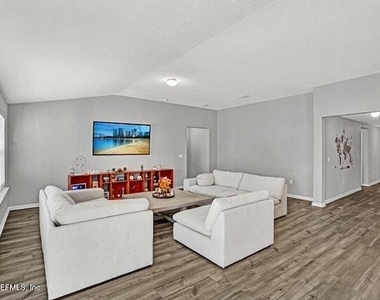 8272 Victory Crossing Boulevard - Photo Thumbnail 4