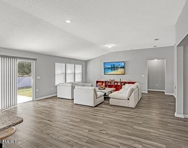 8272 Victory Crossing Boulevard - Photo Thumbnail 3
