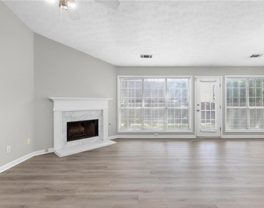 2110 Racquet Club Circle - Photo Thumbnail 6