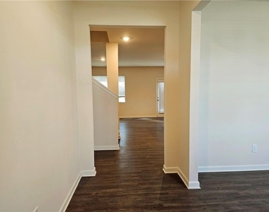 306 Walnut Grove Way - Photo Thumbnail 2