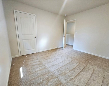 306 Walnut Grove Way - Photo Thumbnail 21