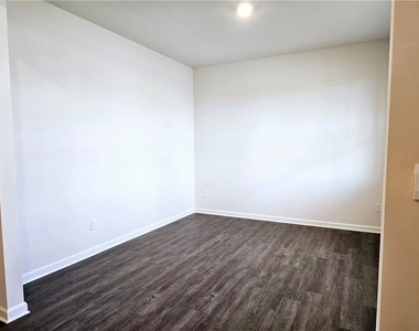 306 Walnut Grove Way - Photo Thumbnail 3