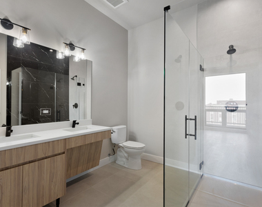 2505 W Farragut Avenue - Photo Thumbnail 16