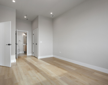 2505 W Farragut Avenue - Photo Thumbnail 11