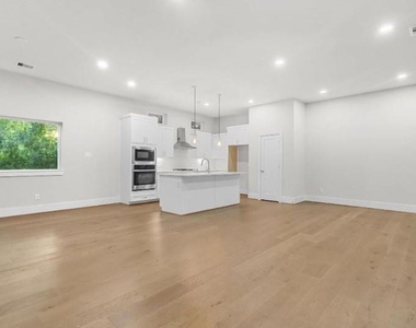 836 Fisher Street - Photo Thumbnail 7
