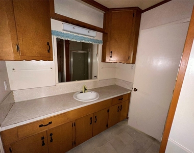2570 Stadium Drive - Photo Thumbnail 15