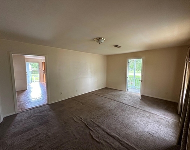 2570 Stadium Drive - Photo Thumbnail 6