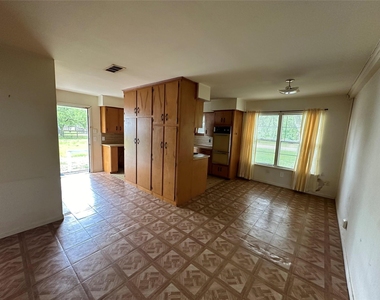 2570 Stadium Drive - Photo Thumbnail 7