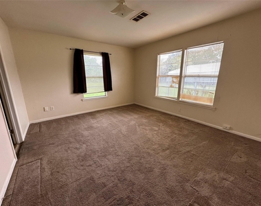 2570 Stadium Drive - Photo Thumbnail 11