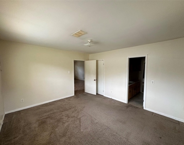 2570 Stadium Drive - Photo Thumbnail 12
