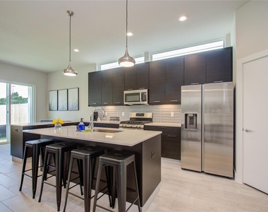 4914 Noble Street - Photo Thumbnail 4